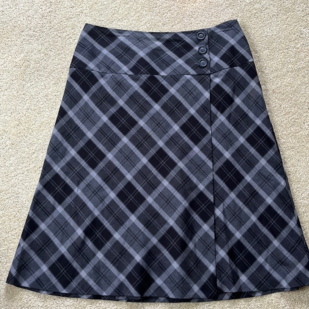 Like new gray & black plaid skirt size 12, wide waist band w/3 buttons, East 5th